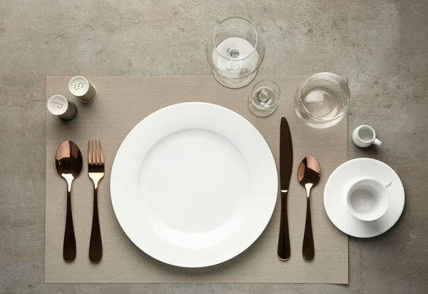 Simple Table Setting Grey Background — Stock Photo, Image