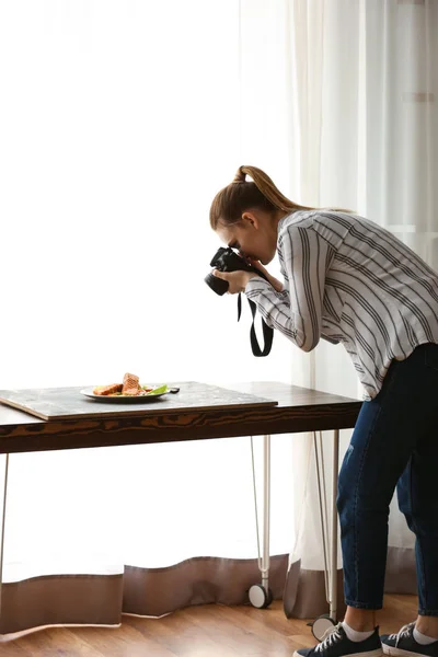 Молодая Женщина Фотографирует Еду Профессиональной Студии — стоковое фото