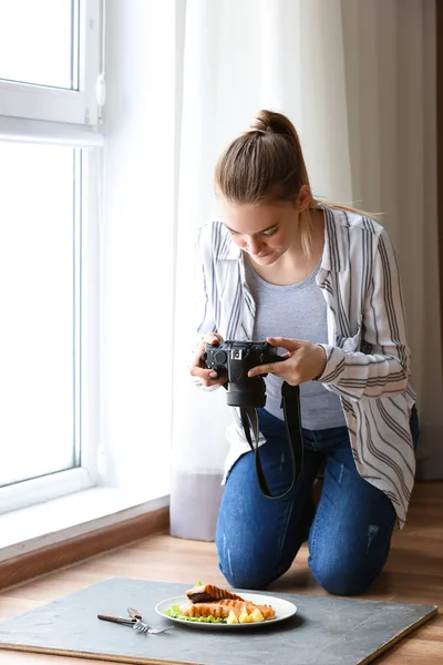 Mujer Joven Tomando Foto Comida Estudio Profesional —  Fotos de Stock