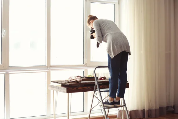 Mujer Joven Tomando Foto Comida Estudio Profesional —  Fotos de Stock