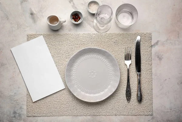 Simple Table Setting Grey Background — Stock Photo, Image