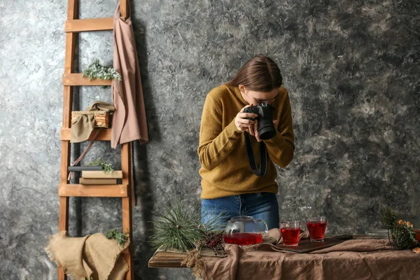 Mladá Žena Focením Chutný Nápoj Profesionální Studio — Stock fotografie