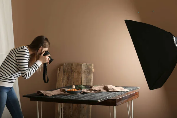 Young Woman Taking Picture Food Professional Studio — Stock Photo, Image