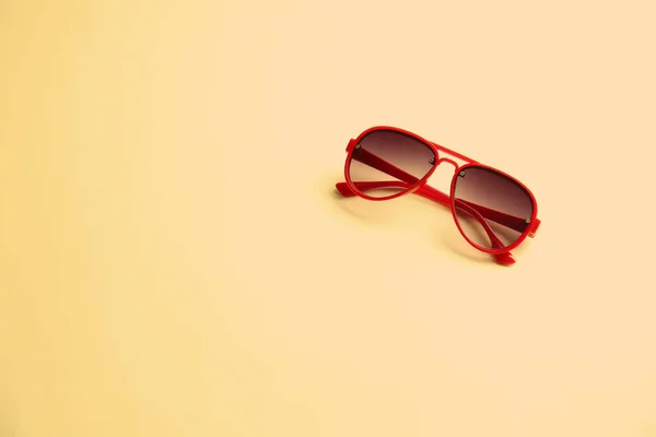 Elegantes Gafas Sol Sobre Fondo Color —  Fotos de Stock