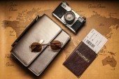 Složení sluneční brýle, Aktovka, fotoaparátem, pas a letenku na mapě