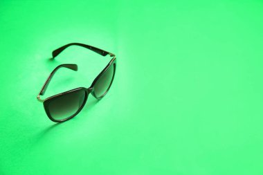 Renkli arkaplanda şık güneş gözlükleri