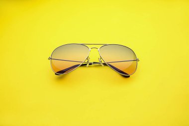 Renkli arkaplanda şık güneş gözlükleri