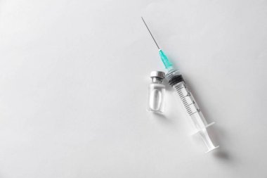 Şırınga ve ampul ışık arka plan üzerinde gribine karşı aşı ile