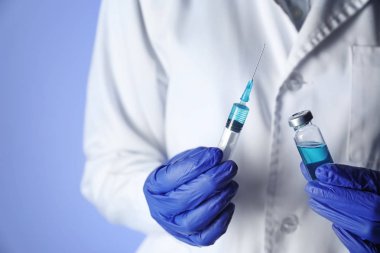 Doktor holding ampul gribi ve şırınga, closeup karşı aşı ile