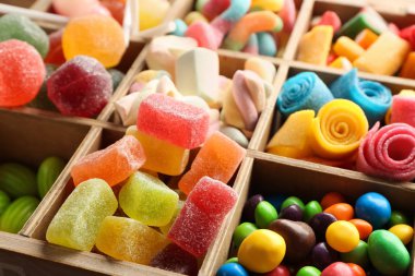 Ahşap kutusunda farklı tatlılar