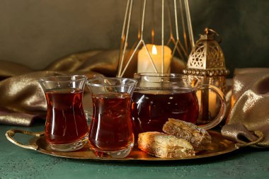 Sıcak Türk çayı ve masada baklava tepsisi