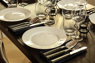 Yemek odasında çok güzel bir masa.