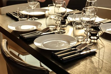 Yemek odasında çok güzel bir masa.