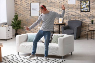 Evde müzik dinlerken dans yakışıklı genç