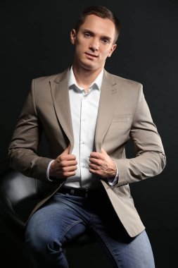 Şık yakışıklı genç koyu arka plan üzerinde