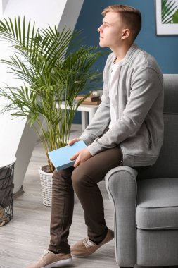 Evinde kitabın ile yakışıklı genç