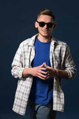 Renk arka plan üzerinde yakışıklı şık genç adam portresi