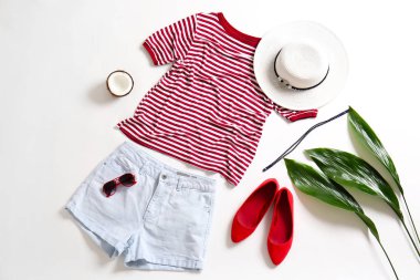 Beyaz arka plan üzerinde Bayan giyim ile düz yatıyordu kompozisyon