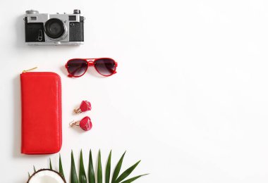 Kadın öğeleri ve fotoğraf makinesi beyaz arka plan üzerinde düz yatıyordu kompozisyonu