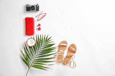 Kadın öğeleri ve fotoğraf makinesi beyaz arka plan üzerinde düz yatıyordu kompozisyonu