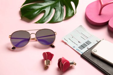 Pasaport, Bilet ve erkek aksesuarları renk arka plan üzerinde güneş gözlüğü