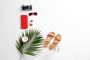 Kadın öğeleri ve fotoğraf makinesi beyaz arka plan üzerinde düz yatıyordu kompozisyonu