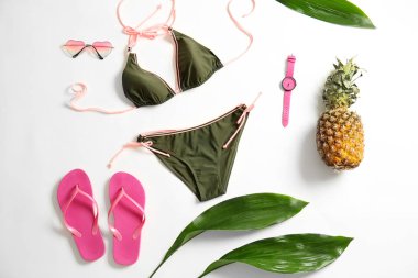 Beyaz arka plan üzerinde kadın mayo ile düz yatıyordu kompozisyon