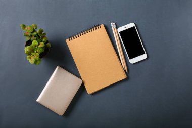 Gri arka plan üstünde hareket eden telefon ile şık ileti örneği