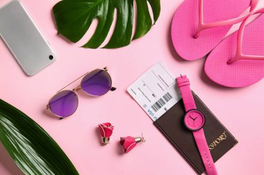 Güneş gözlüğü, pasaport, Bilet ve renk arka plan üzerinde kadın aksesuarları ile kompozisyon