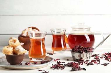 Beyaz masa Doğu sweets ile lezzetli Türk çayı