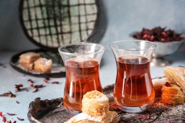 Geleneksel gözlük ve Doğu tatlılar tabloda çay tepsisiyle