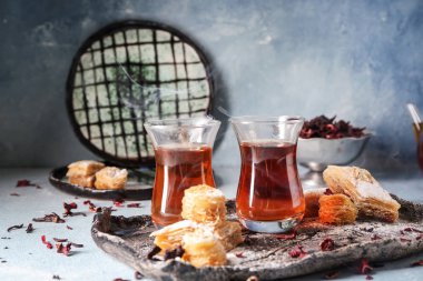 Geleneksel gözlük ve Doğu tatlılar tabloda çay tepsisiyle