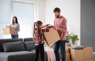 Aile yeni eve taşıdıktan sonra karton kutular ile