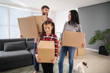 Aile yeni eve taşıdıktan sonra karton kutular ile