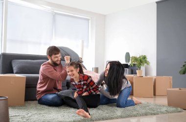 Mutlu aile yeni eve taşıdıktan sonra yastık mücadele