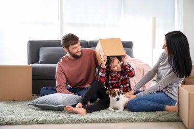 Yeni evine taşıdıktan sonra mutlu aile