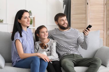 Evde kanepede otururken TV izlerken aile