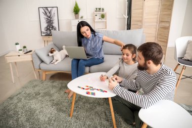 mutlu bir aile evde vakit