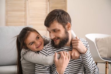 Sevimli küçük kızını evde babamla
