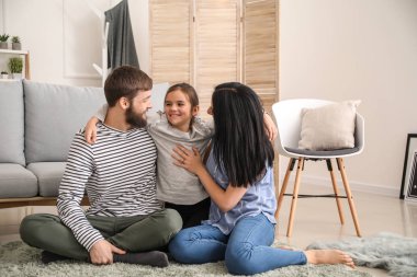 Evdeki mutlu aile portresi