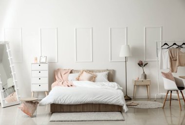 Güzel, modern bir yatak odası.