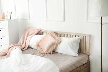 Güzel, modern bir yatak odası.