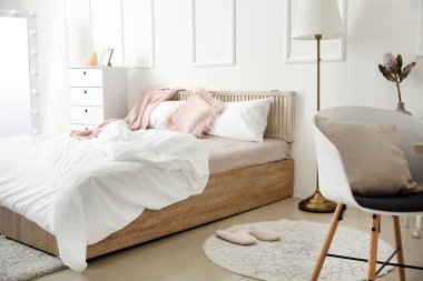 Güzel, modern bir yatak odası.