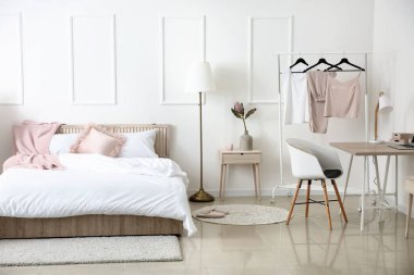 Güzel, modern bir yatak odası.