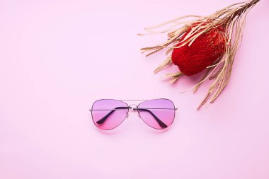 Renkli arkaplanda şık güneş gözlükleri