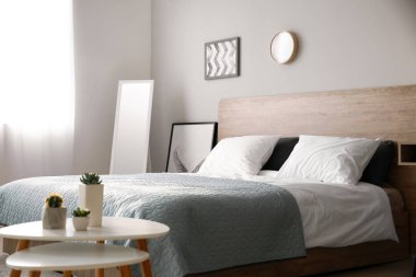 Güzel, modern bir yatak odası.