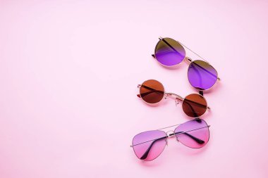 Renk arka plan üzerinde farklı şık güneş gözlüğü