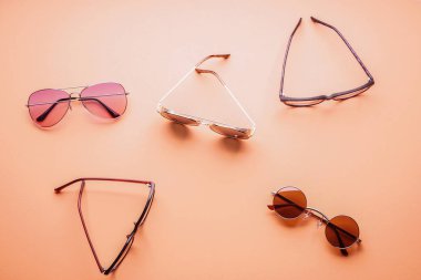 Renk arka plan üzerinde farklı şık güneş gözlüğü