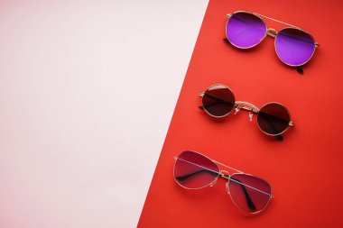 Renk arka plan üzerinde farklı şık güneş gözlüğü