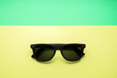 Renkli arkaplanda şık güneş gözlükleri